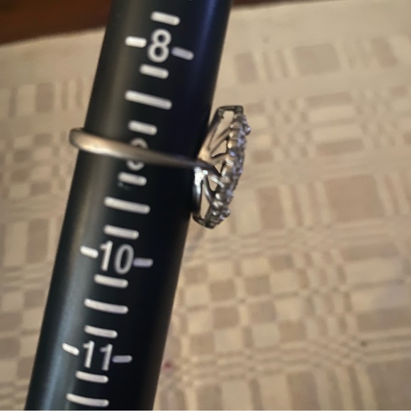 Vintage Avon Ring Fancy Silver Tone Center Rhinestone MCM Size 9 - Picture 3 of 3